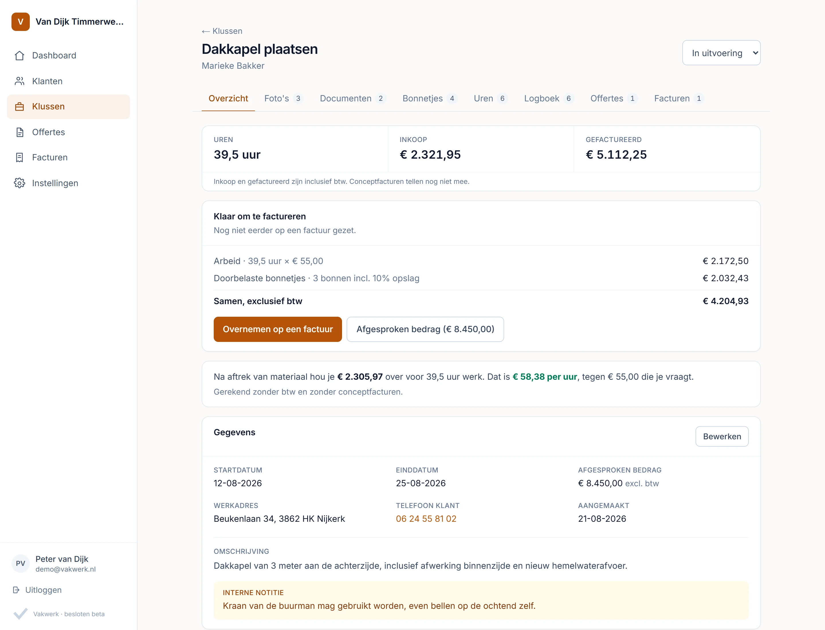 Het dossier van een klus in Vakwerk: uren, inkoop, wat er klaarstaat om te factureren, en wat er per uur overblijft.