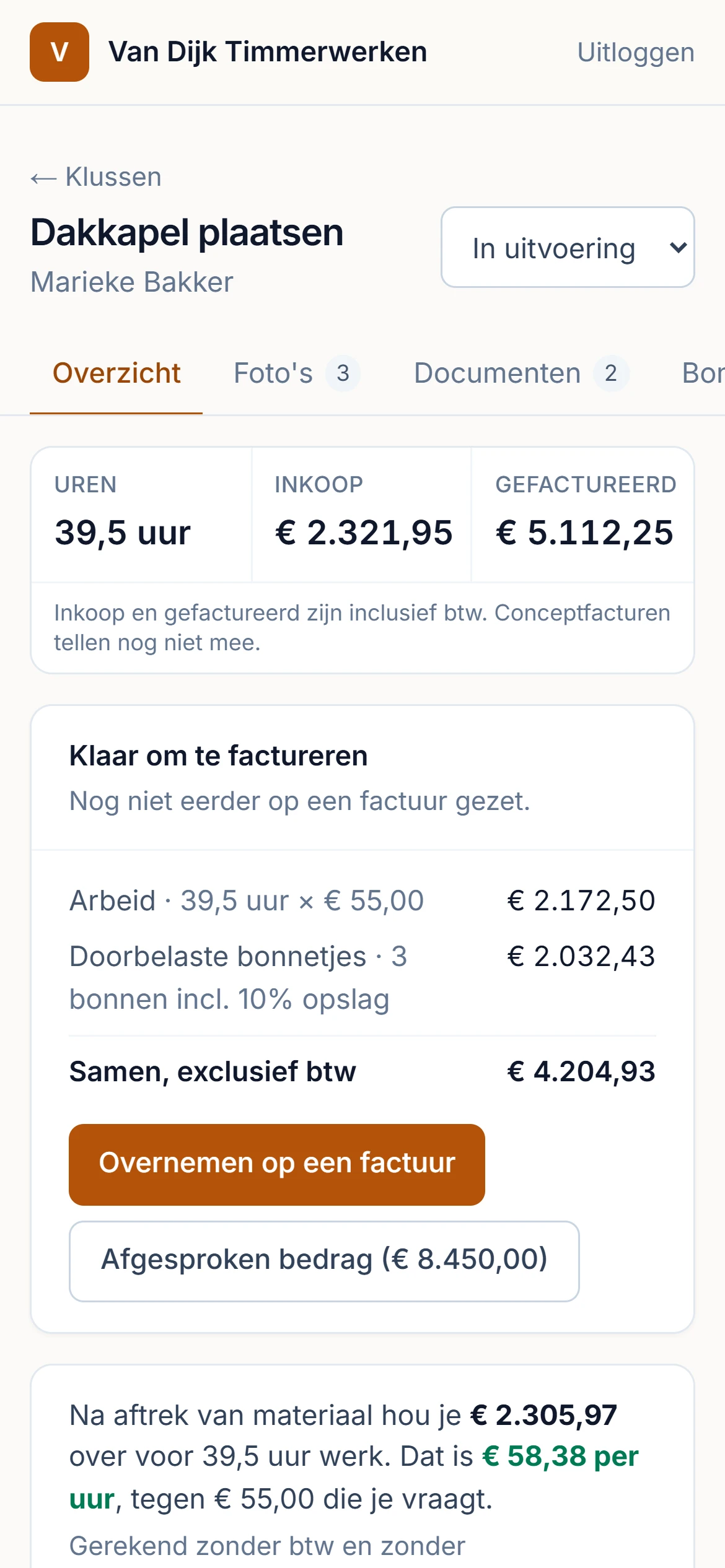 Het dossier van een klus in Vakwerk op een telefoon: uren, inkoop en wat er klaarstaat om te factureren.